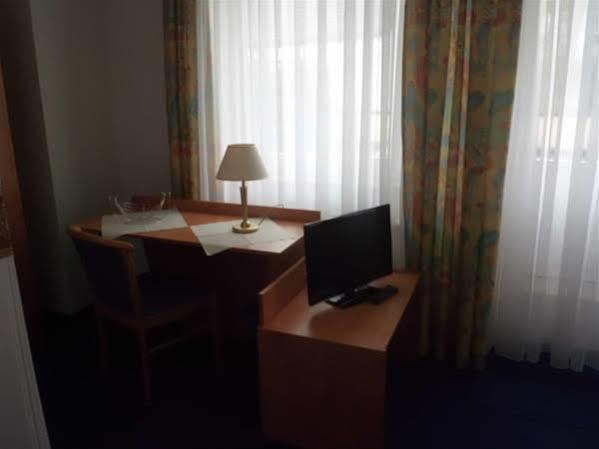 Hotel Zur Altstadt เซลเลอ ภายนอก รูปภาพ